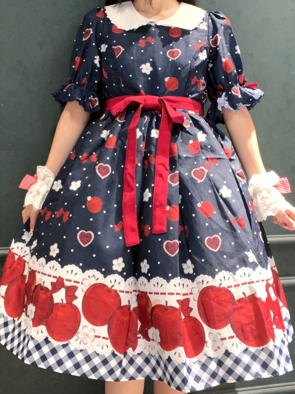 「Chalmiere、ロリータ、ロリータファッション、lolita、ネイビー、ワンピース、レディースファッション、fashion、林檎、フルーツ柄、お出かけコーデ、低身長、低身長コーデ」｜「Chalmiereのスウィーティアップルワンピ（ワンピース、ブルー系）」を使った、ぁゅゅさん（レディース・154cm）の夏コーディネートの4枚目の写真