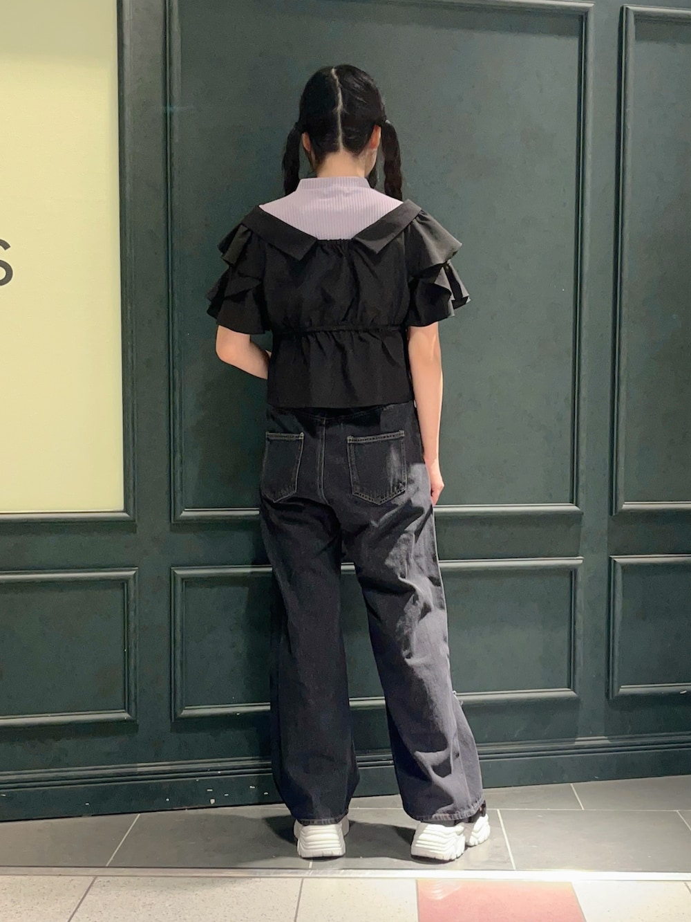 「axes femme、axes femme POETIQUE、黒、紫、デニム、デニムパンツ、サブカル、ダーク、ダークカラー、低身長、低身長コーデ、夏、ショルダーバッグ、パンツコーデ、ストリートコーデ」|「axes femme POETIQUEのレイヤードフレア袖シャツ(シャツ/ブラウス、ブラック系)」を使った、ぁゅゅさん(レディース・154cm)の春コーディネートの4枚目の写真