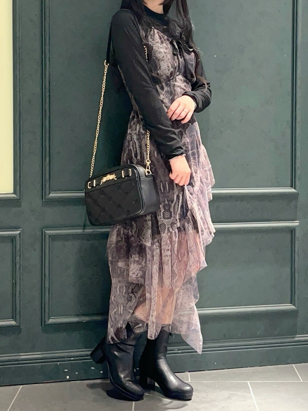 「axes femme、axes femme POETIQUE、スネーク柄、蛇柄、蛇、ダークトーンコーデ」｜「axes femme POETIQUEのスネークスケールチュールワンピース（ワンピース、ブラック系）」を使った、ぁゅゅさん（レディース・154cm）の冬コーディネートの2枚目の写真