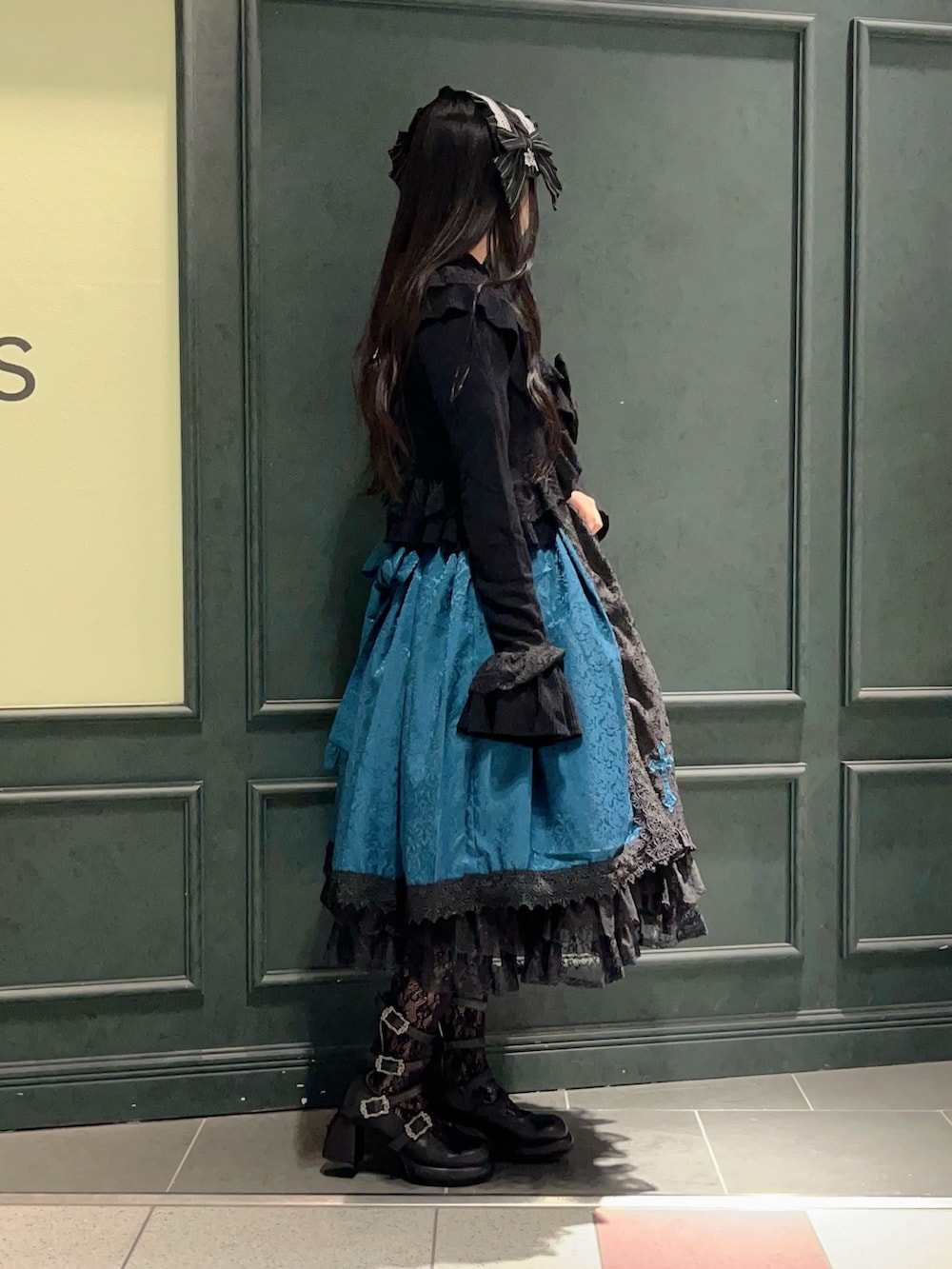 「Chalmiere、ロリータ、lolita、ハロウィン、ハロウィンコーデ、halloween、ゴシック、クラシカル、秋服、秋服準備はじめました、秋冬、秋冬コーデ、仮装、レディースファッション、秋のコーデ」｜「Chalmiereの４連バックルパンプス（パンプス、ブラック系）」を使った、ぁゅゅさん（レディース・154cm）の秋コーディネートの2枚目の写真