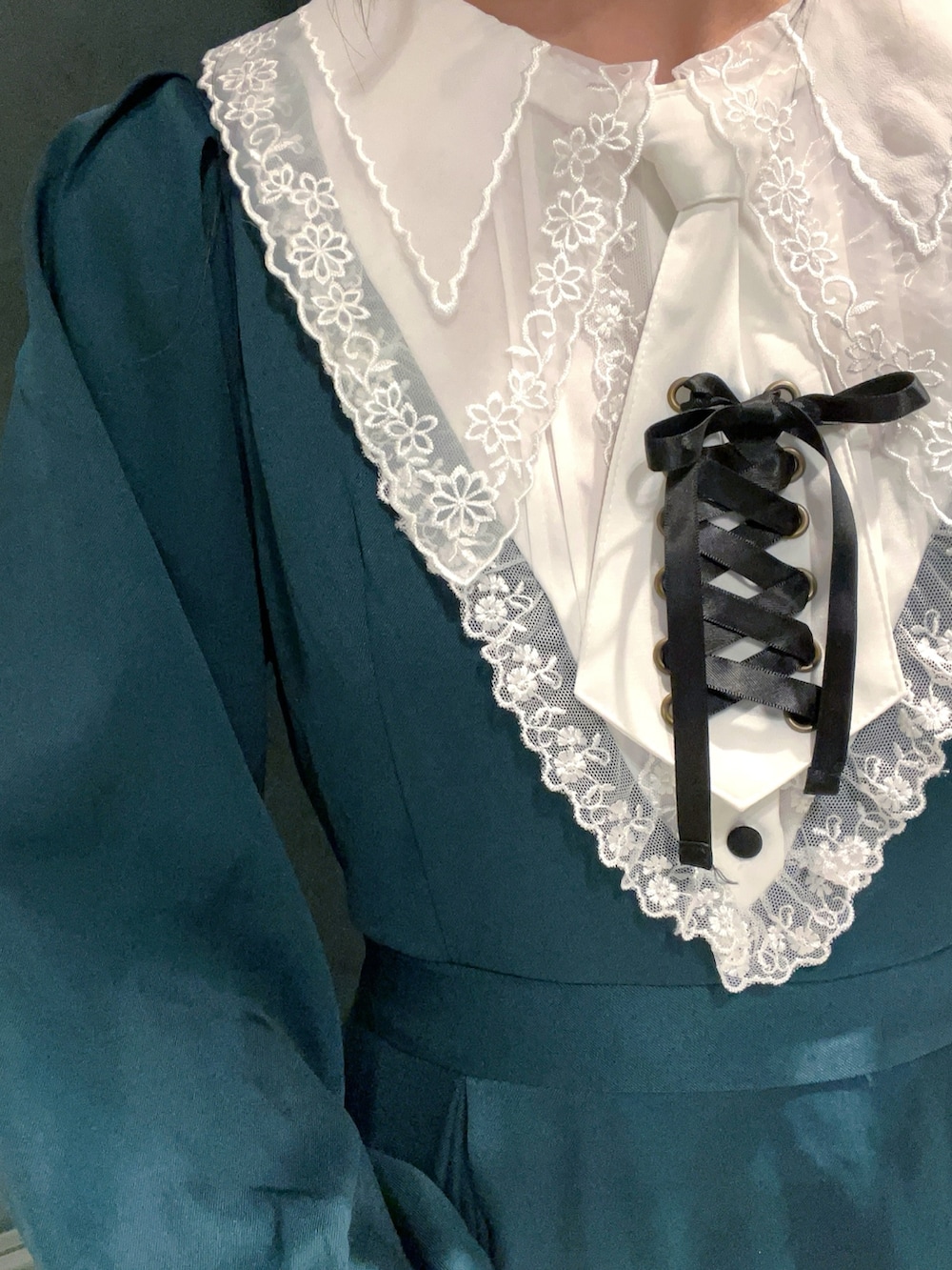 グリーン系のワンピースを着用したレディースの秋コーディネートの6枚目の写真