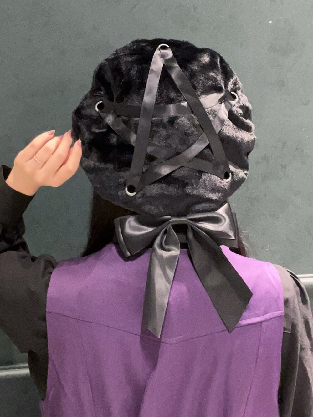 パープル系のベスト、ブラック系のシャツ/ブラウス、ブラック系のスカートを着用したレディースの秋コーディネートの8枚目の写真