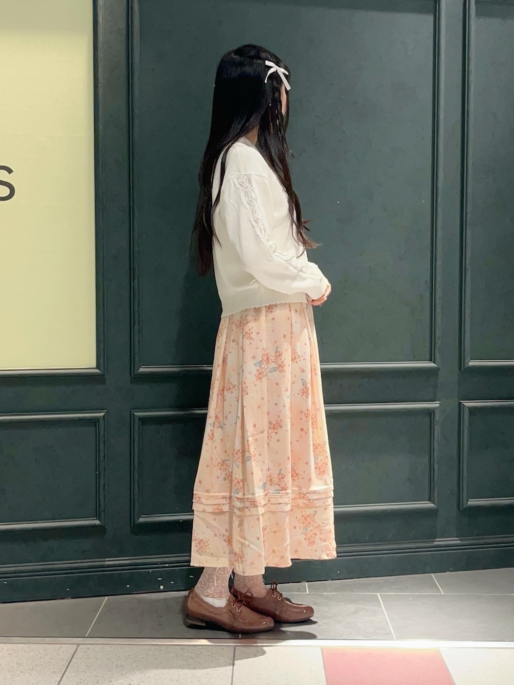 「axes femme、秋、秋コーデ、秋のコーデ、秋服、金木犀、キンモクセイ、花柄、花柄スカート、レディースファッション、初秋コーデ、おでかけコーデ、秋色、アクセサリー、秋服コーデ」｜「axes femmeの金木犀モチーフイヤリング（イヤリング、ゴールド系）」を使った、ぁゅゅさん（レディース・154cm）の秋コーディネートの3枚目の写真