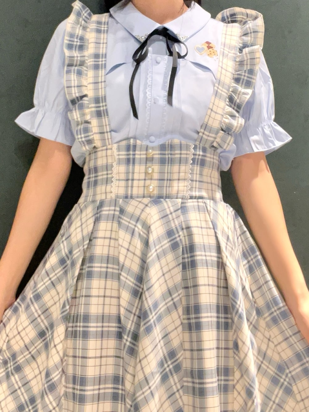 「axes femme POETIQUE、アリス、アリス風コーデ、不思議の国のアリス、サックスブルー、夏、夏コーデ、チェック、チェックスカート、サスペンダースカート、低身長、お出かけコーデ、休日スタイル、淡色コーデ」｜「axes femme POETIQUEのビスケット刺繍レイヤードブラウス（シャツ/ブラウス、ブルー系）」を使った、ぁゅゅさん（レディース・154cm）の夏コーディネートの4枚目の写真