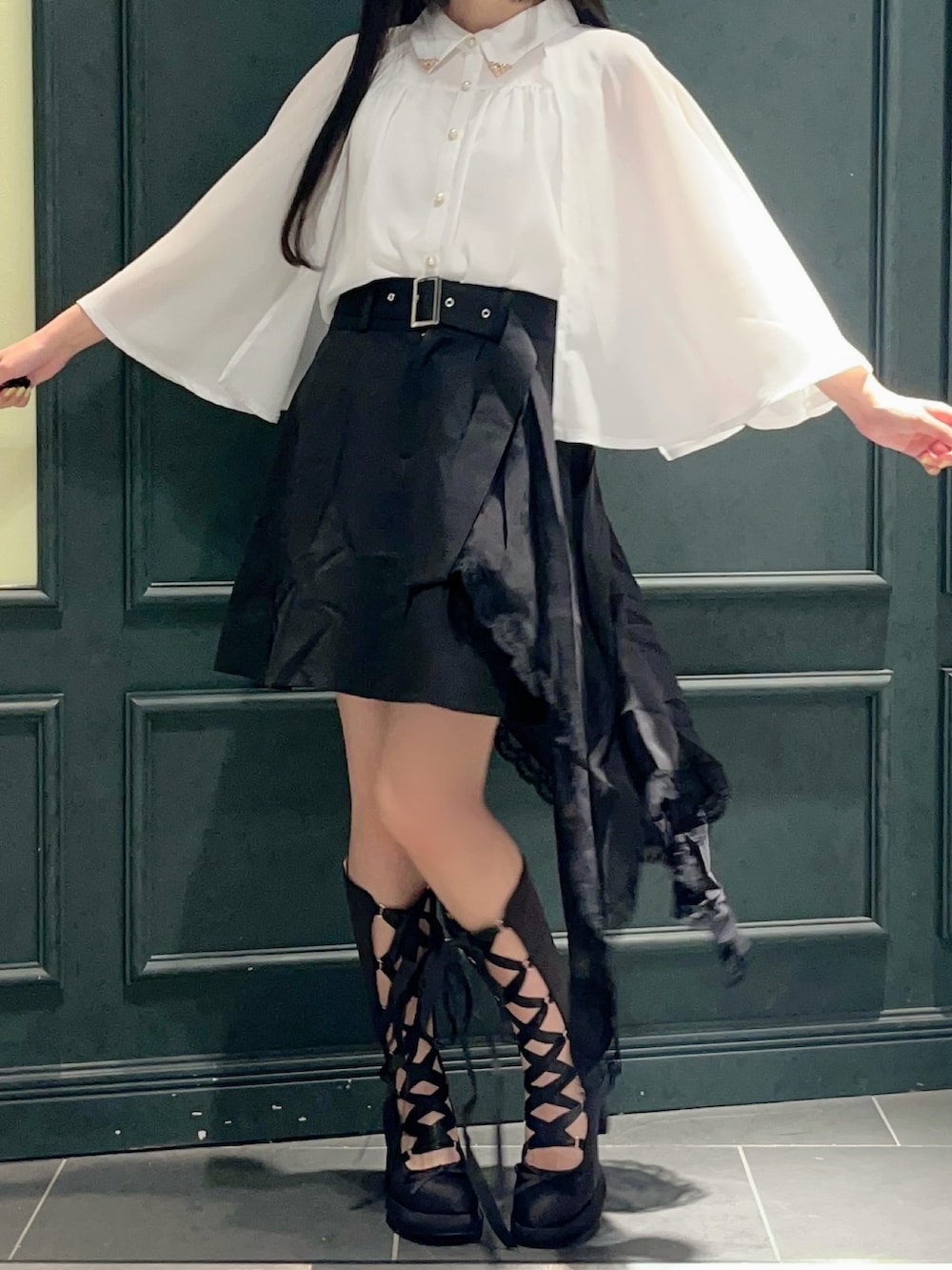 「axes femme POETIQUE、モノトーン、モノトーンコーデ、白黒、白黒コーデ、ケープ、ケープブラウス、モード、モード系、モードスタイル、オーバースカート、ミニスカート、ノースリーブ、ノースリーブブラウス、夏コーデ」｜「axes femme POETIQUEのオーバースカート付ミニスカート（スカート、ブラック系）」を使った、ぁゅゅさん（レディース・154cm）の夏コーディネートの2枚目の写真