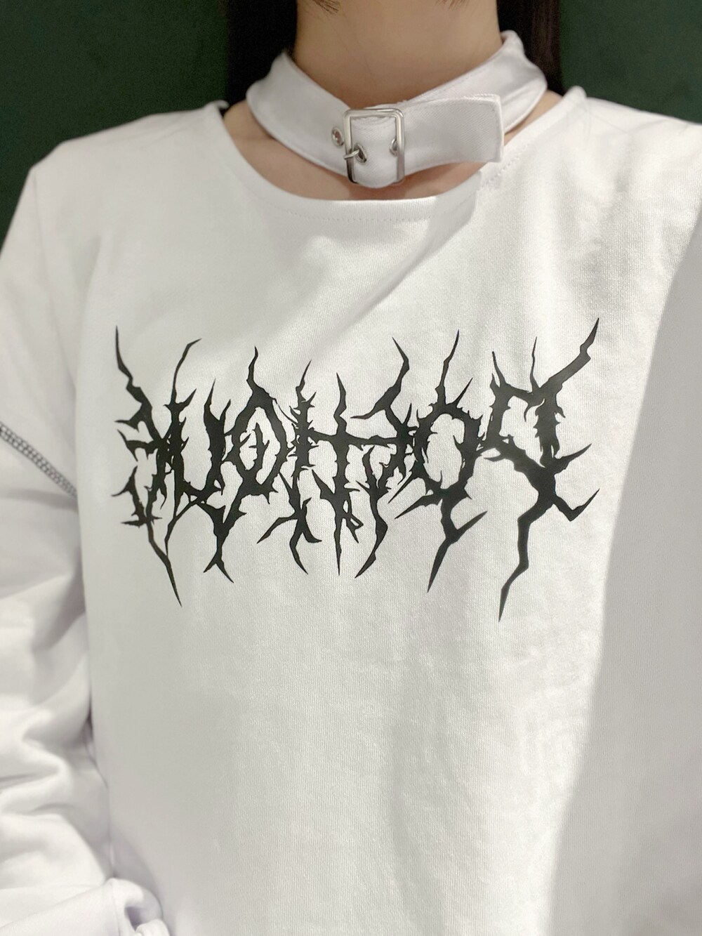 「axes femme、Fickle Bebe、低身長、モノトーン、サブカル、白黒、お出かけコーデ、モノトーンコーデ、低身長コーデ」｜「axes femme POETIQUEのチョーカー風ビックプル（Tシャツ/カットソー、ホワイト系）」を使った、ぁゅゅさん（レディース・154cm）の秋コーディネートの5枚目の写真