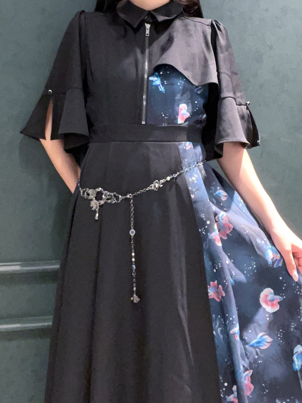 「axes femme POETIQUE、POETIQUE、ランブルフィッシュ、ベタ、魚、魚柄、夏、夏コーデ、低身長、低身長コーデ、モード、モード系、モードスタイル、夏ファッション」｜「axes femme POETIQUEのランブルフィッシュワンピース（ワンピース、ブラック系）」を使った、ぁゅゅさん（レディース・154cm）の夏コーディネートの5枚目の写真