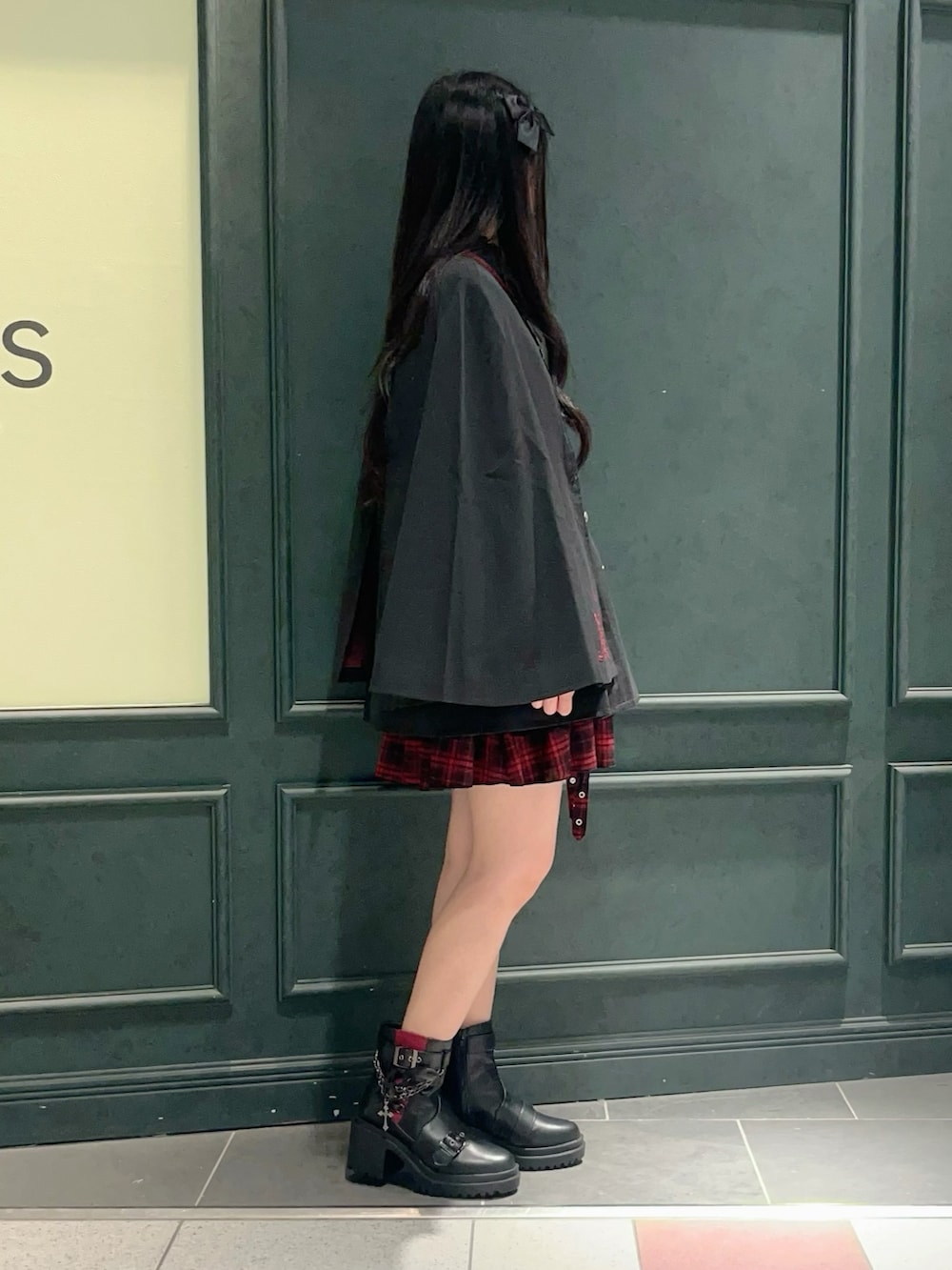 「NIBBLE POISON、ケープコート、axes femme、黒、秋服準備はじめました、秋冬、秋冬コーデ、ダーク、地雷、チェック、赤チェック、ミニスカート、低身長、低身長コーデ、レディースファッション」｜「NIBBLE POISONのクロス刺繍ケープコート（その他アウター、ブラック系）」を使った、ぁゅゅさん（レディース・154cm）の秋コーディネートの2枚目の写真