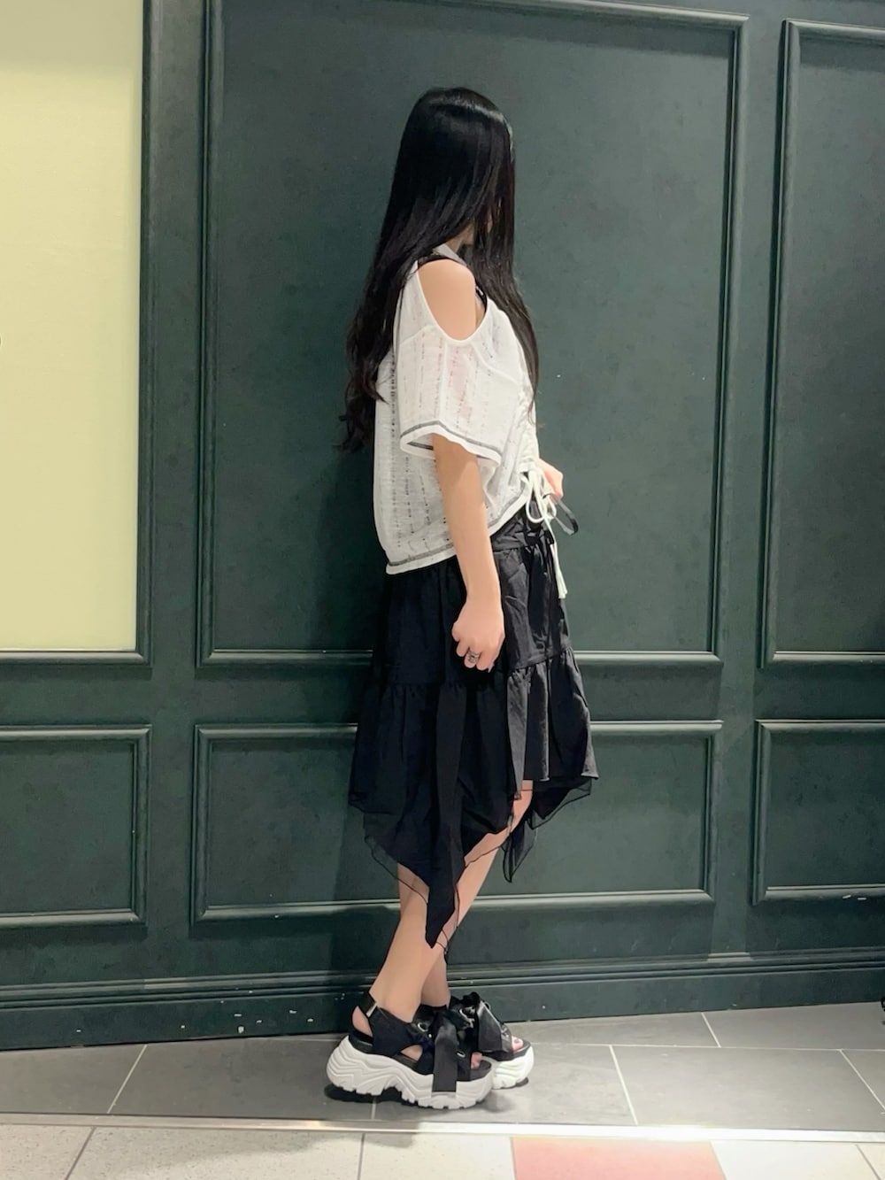 「axes femme POETIQUE、夏、夏コーデ、クラゲ、モノトーン、モノトーンコーデ、白黒、キャミワンピ、バッグ、ミニバッグ、低身長、夏ファッション、夏服」|「axes femme POETIQUEの厚底レースアップスポサン(サンダル、ブラック系)」を使った、ぁゅゅさん(レディース・154cm)の夏コーディネートの3枚目の写真