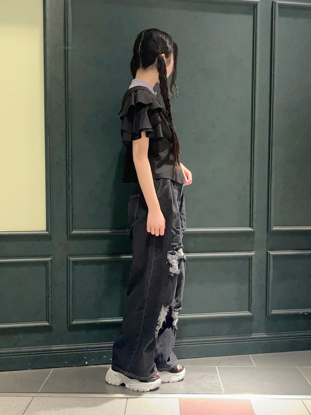 「axes femme、axes femme POETIQUE、黒、紫、デニム、デニムパンツ、サブカル、ダーク、ダークカラー、低身長、低身長コーデ、夏、ショルダーバッグ、パンツコーデ、ストリートコーデ」|「axes femme POETIQUEのレイヤードフレア袖シャツ(シャツ/ブラウス、ブラック系)」を使った、ぁゅゅさん(レディース・154cm)の春コーディネートの3枚目の写真