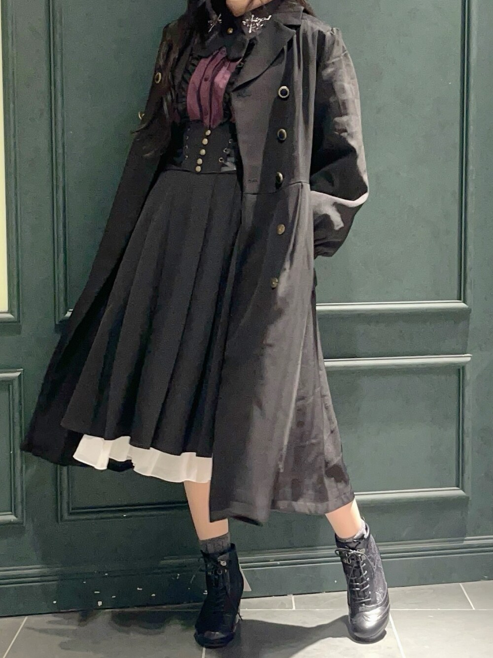 パープル系のシャツ/ブラウス、ブラック系のブーツ、ブラック系のショルダーバッグを着用したレディースの秋コーディネートの7枚目の写真