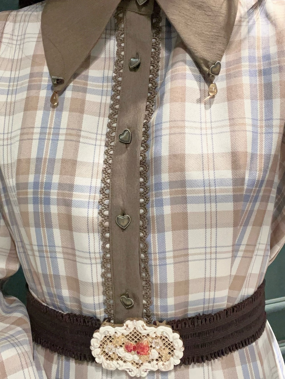 ホワイト系のニット/セーター、ベージュ系のワンピース、ブラウン系のローファーを着用したレディースの冬コーディネートの7枚目の写真