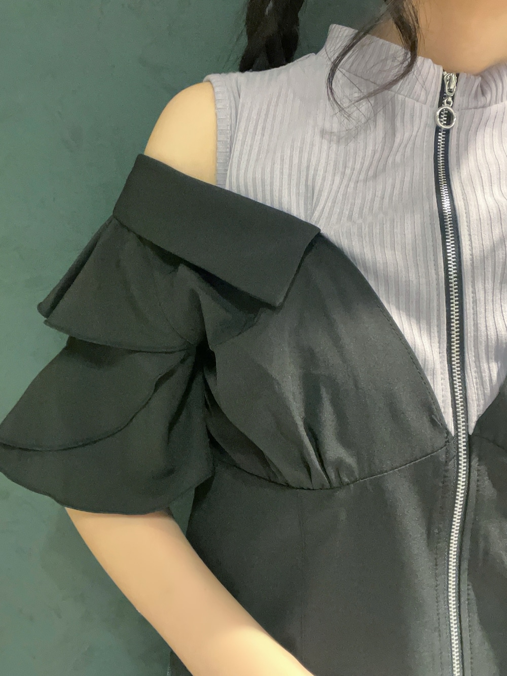 「axes femme、axes femme POETIQUE、黒、紫、デニム、デニムパンツ、サブカル、ダーク、ダークカラー、低身長、低身長コーデ、夏、ショルダーバッグ、パンツコーデ、ストリートコーデ」|「axes femme POETIQUEのレイヤードフレア袖シャツ(シャツ/ブラウス、ブラック系)」を使った、ぁゅゅさん(レディース・154cm)の春コーディネートの7枚目の写真