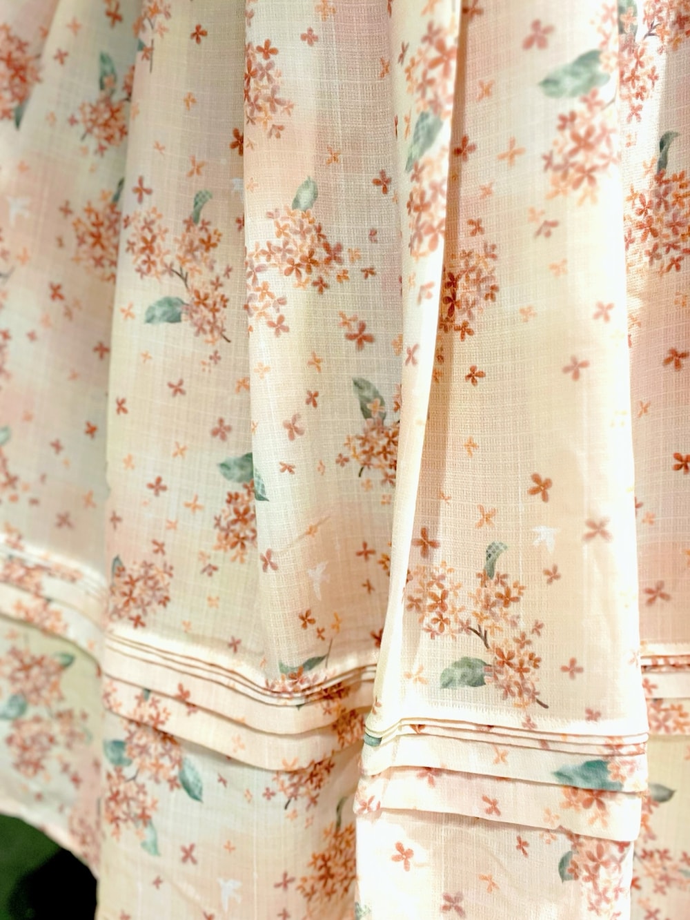 「axes femme、秋、秋コーデ、秋のコーデ、秋服、金木犀、キンモクセイ、花柄、花柄スカート、レディースファッション、初秋コーデ、おでかけコーデ、秋色、アクセサリー、秋服コーデ」｜「axes femmeの金木犀モチーフイヤリング（イヤリング、ゴールド系）」を使った、ぁゅゅさん（レディース・154cm）の秋コーディネートの9枚目の写真