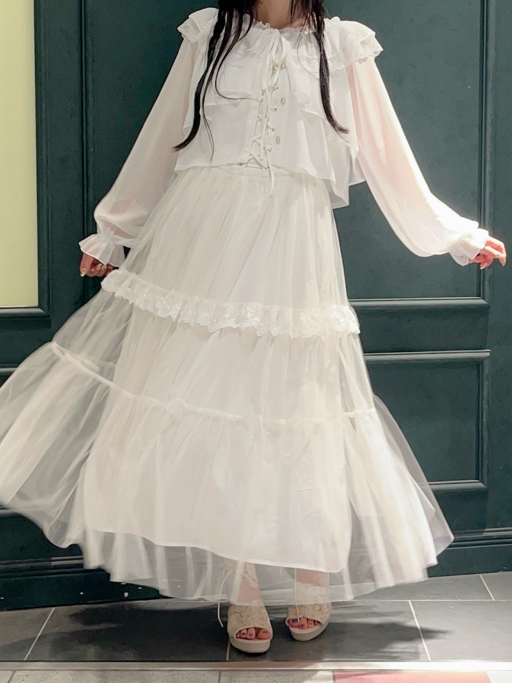 「axes femme、白、白ワンピース、ジャンスカ、ボレロ、オフショル、夏、夏コーデ、サンダル、きれいめ、キレイめ、羽織り、レディース、レディースファッション、低身長」｜「axes femmeのコルセット風編上ジャンスカ（ワンピース、ホワイト系）」を使った、ぁゅゅさん（レディース・154cm）の夏コーディネートの2枚目の写真