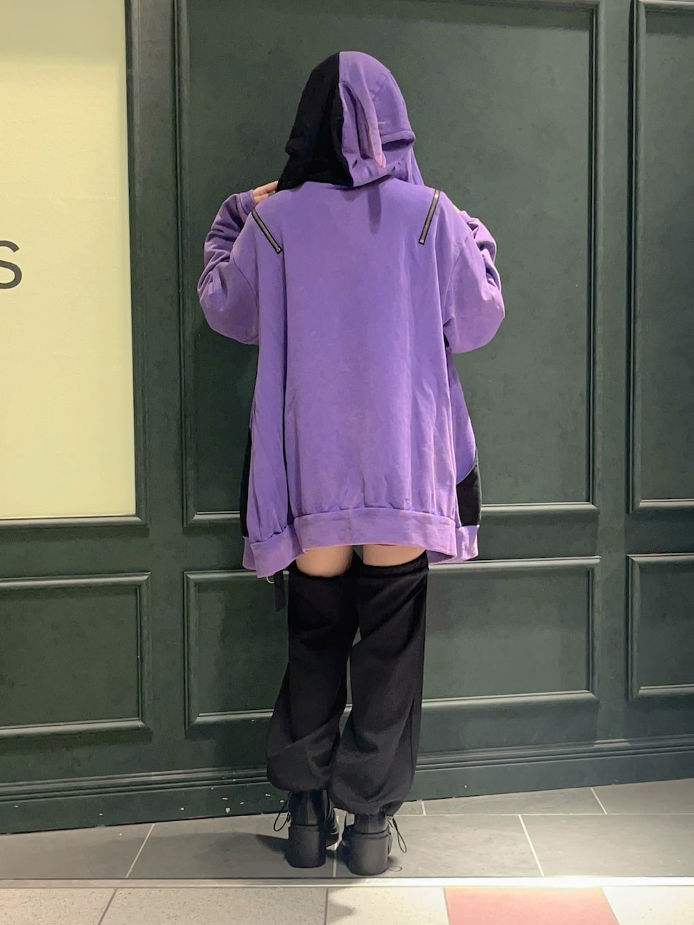 パープル系のパーカー、パープル系のTシャツ/カットソー、ブラック系のその他パンツを着用したレディースの秋コーディネートの7枚目の写真