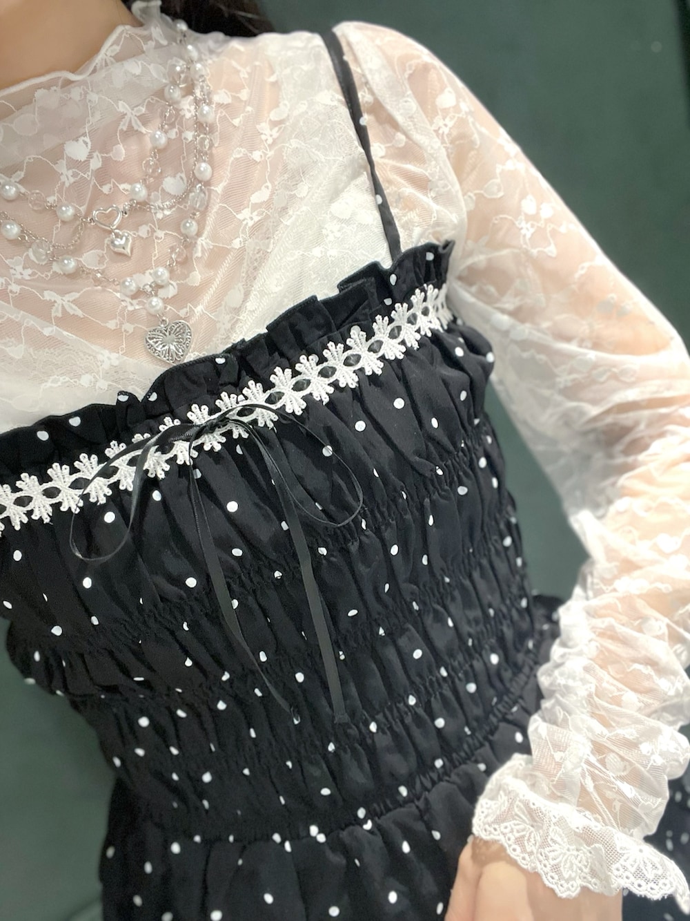 「axes femme POETIQUE、モノトーンコーデ、モノトーン、ガーリー、ガーリーコーデ、ドット柄、ドット、キャミワンピ、レディース、レディースファッション、レース、スニーカー、スニーカーコーデ、バッグ、秋服準備はじめました」|「axes femme POETIQUEのバルーンキャミチュニック(チュニック、ブラック系)」を使った、ぁゅゅさん(レディース・154cm)の秋コーディネートの7枚目の写真
