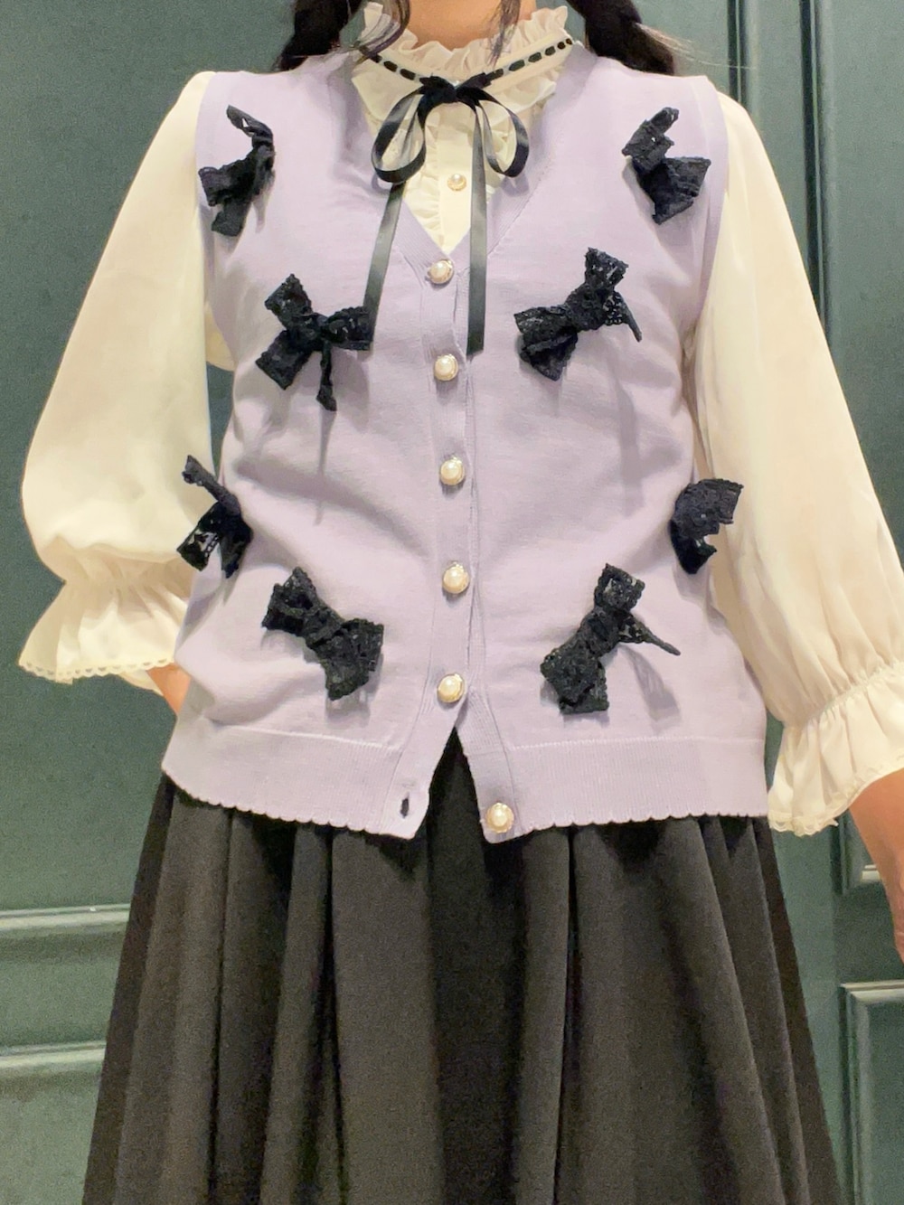 ホワイト系のシャツ/ブラウス、パープル系のカーディガン/ボレロ、ブラック系のスカートを着用したレディースの夏コーディネートの3枚目の写真