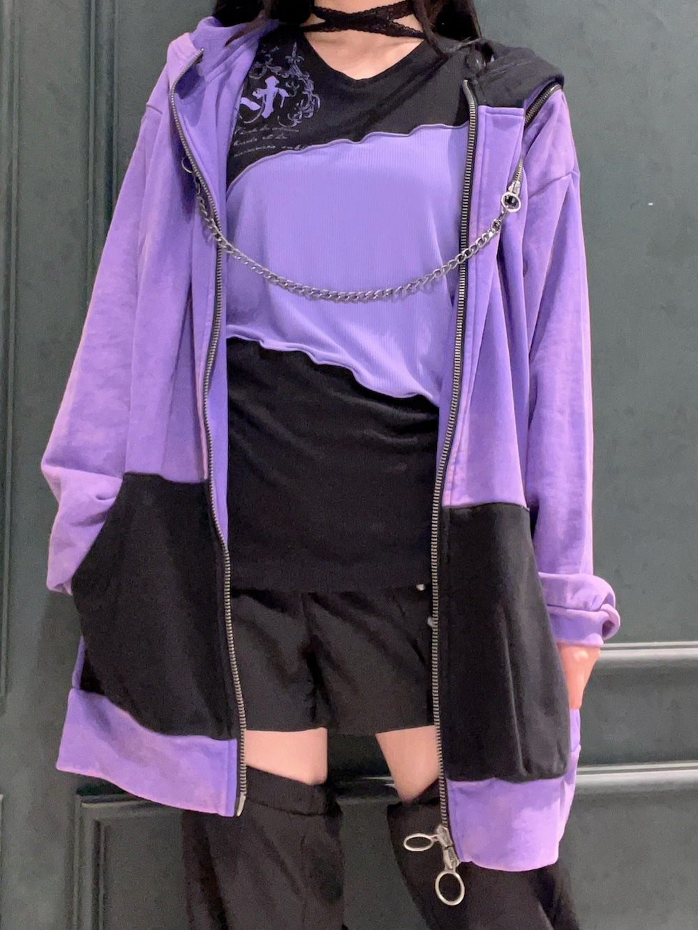 パープル系のパーカー、パープル系のTシャツ/カットソー、ブラック系のその他パンツを着用したレディースの秋コーディネートの5枚目の写真