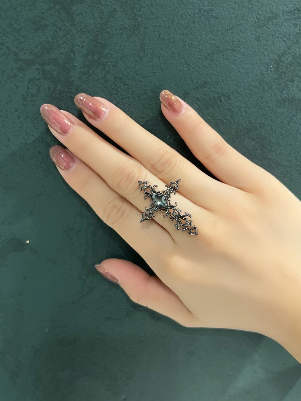 パープル系のベスト、ブラック系のシャツ/ブラウス、ブラック系のスカートを着用したレディースの秋コーディネートの7枚目の写真