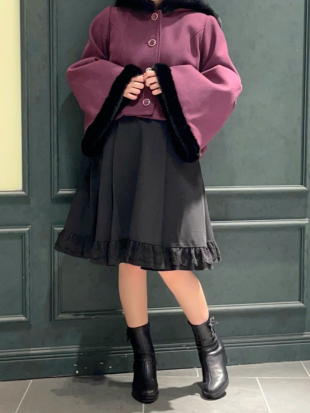「axes femme、axes femme POETIQUE、コート、アウター、冬コーデ、パープル、紫、ベルスリーブ、ショートコート」｜「axes femme POETIQUEのベルスリーブフード付コート（その他アウター、パープル系）」を使った、ぁゅゅさん（レディース・154cm）の秋コーディネートの2枚目の写真