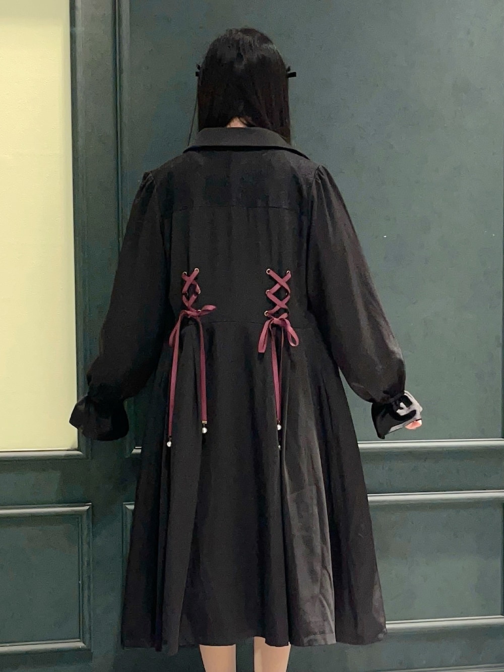 パープル系のシャツ/ブラウス、ブラック系のブーツ、ブラック系のショルダーバッグを着用したレディースの秋コーディネートの8枚目の写真