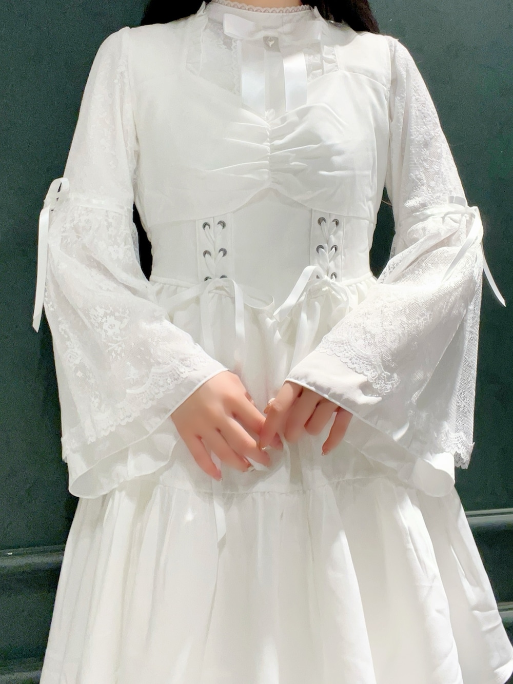 「axes femme POETIQUE、axes femme、白、白ワンピース、白コーデ、姫袖、white、テーマパークコーデ」｜「axes femme POETIQUEのリボン付レース姫袖ブラウス（シャツ/ブラウス、ホワイト系）」を使った、ぁゅゅさん（レディース・154cm）の秋コーディネートの5枚目の写真