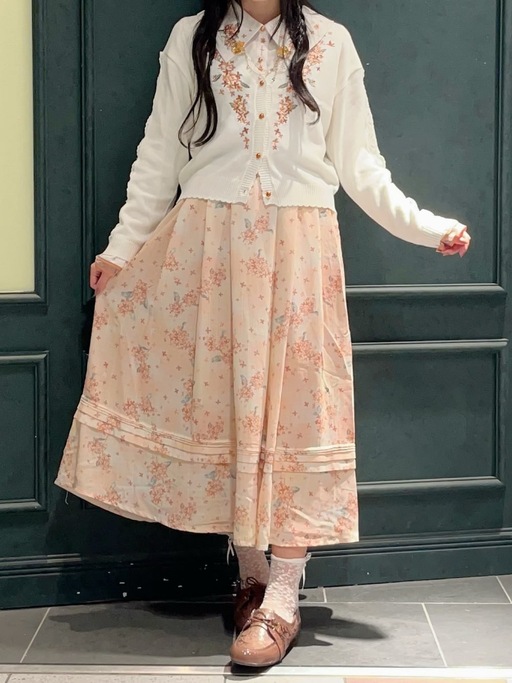 「axes femme、秋、秋コーデ、秋のコーデ、秋服、金木犀、キンモクセイ、花柄、花柄スカート、レディースファッション、初秋コーデ、おでかけコーデ、秋色、アクセサリー、秋服コーデ」｜「axes femmeの金木犀モチーフイヤリング（イヤリング、ゴールド系）」を使った、ぁゅゅさん（レディース・154cm）の秋コーディネートの2枚目の写真