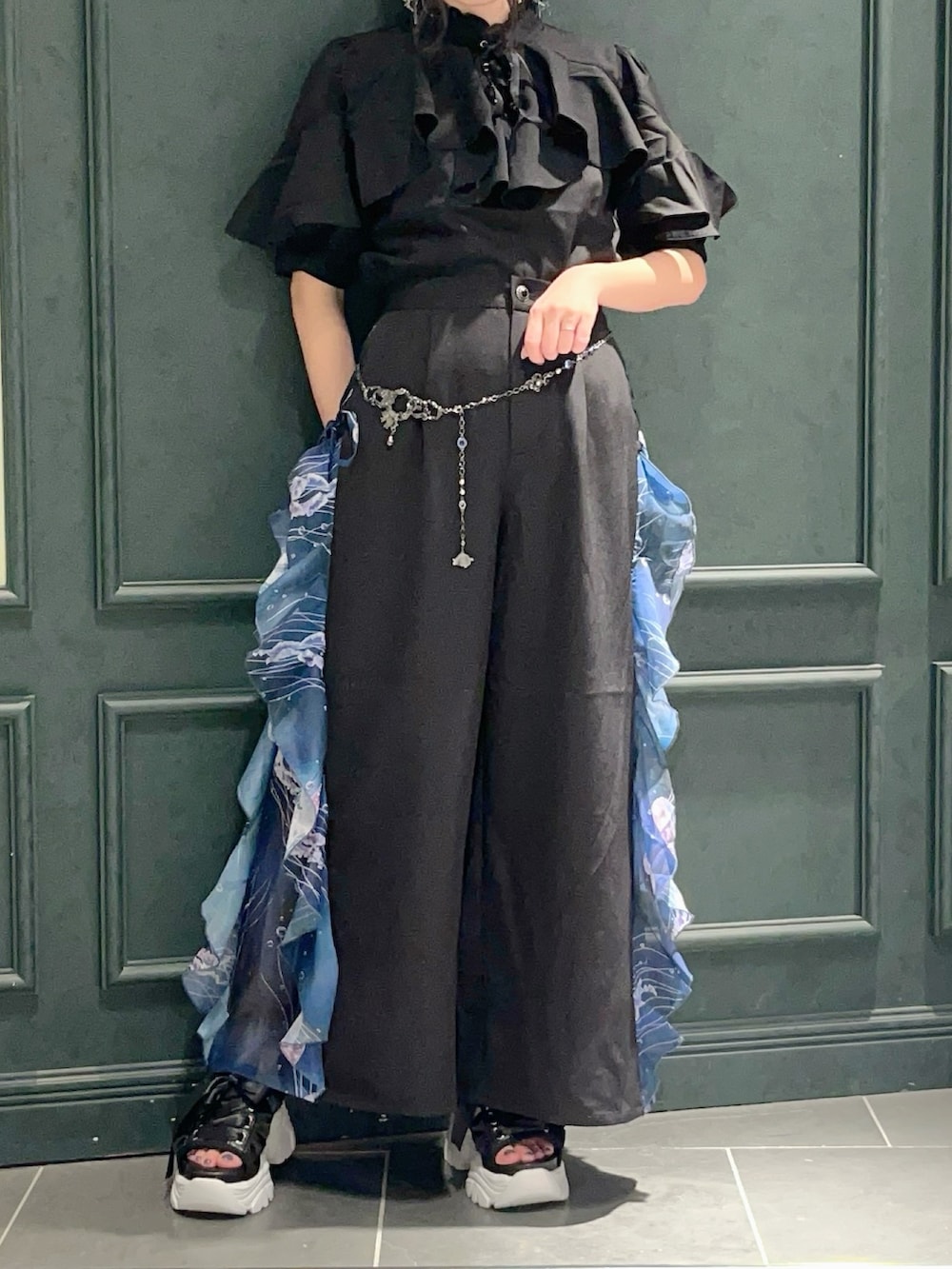 「axes femme POETIQUE、クラゲ、夏、夏コーデ、水族館、パンツスタイル、パンツコーデ、パンツ、フリルトップス、フリル、ラッフルフリル、黒、黒コーデ、夏服、レディースファッション」｜「axes femme POETIQUEのランブルフィッシュベルト（ベルト、ブラック系）」を使った、ぁゅゅさん（レディース・154cm）の夏コーディネートの4枚目の写真
