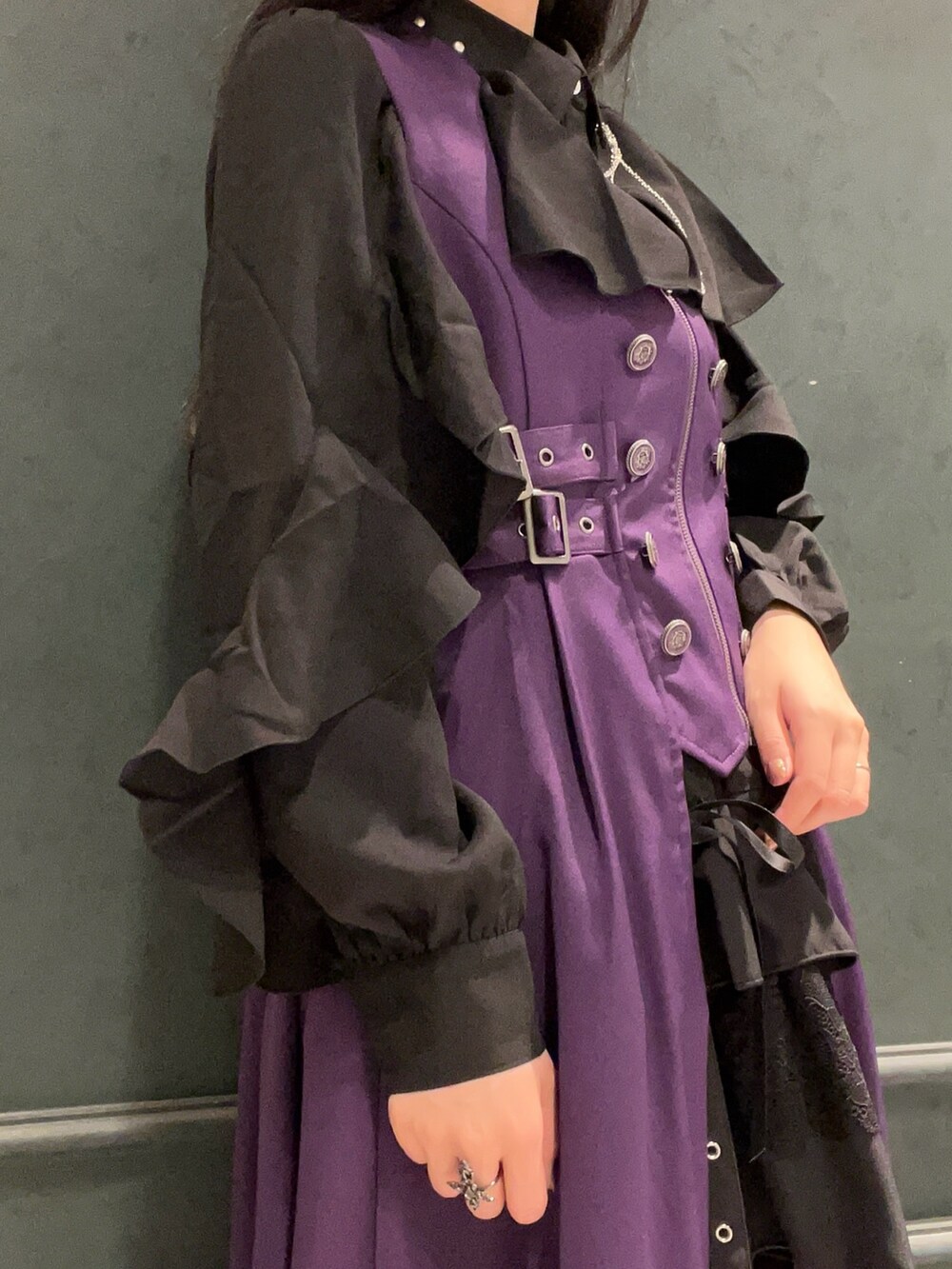 パープル系のベスト、ブラック系のシャツ/ブラウス、ブラック系のスカートを着用したレディースの秋コーディネートの5枚目の写真