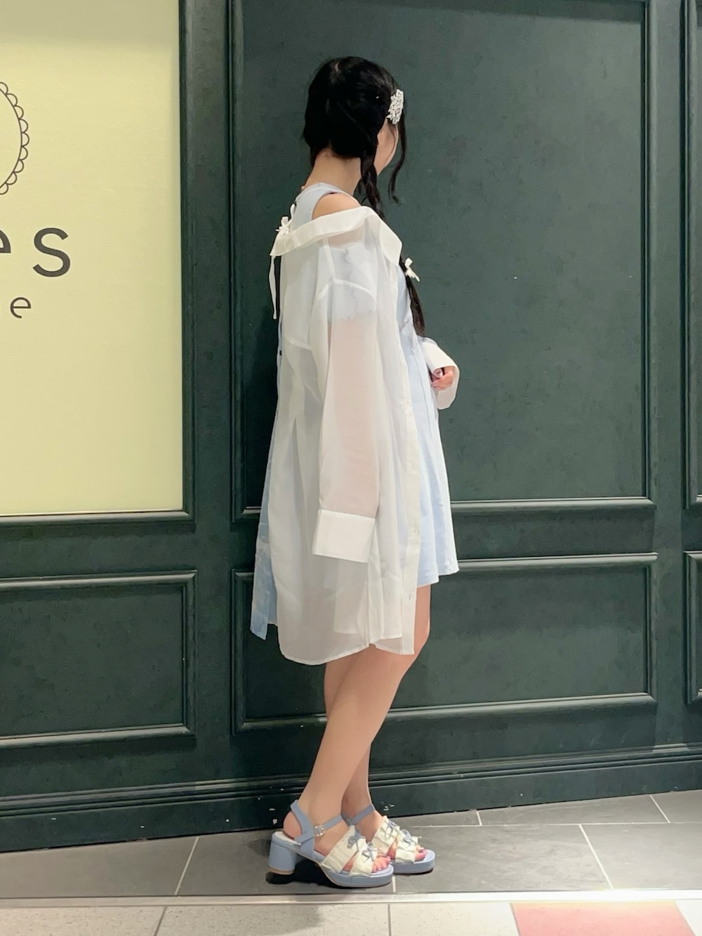 「axes femme POETIQUE、シアー、シアートップス、シアーシャツ、クラゲ、海コーデ、海、オフショルワンピース、低身長、夏、夏コーデ、夏ファッション、水族館、おでかけコーデ」|「axes femme POETIQUEの硫化染めカットミニOP(ワンピース、ブルー系)」を使った、ぁゅゅさん(レディース・154cm)の夏コーディネートの2枚目の写真