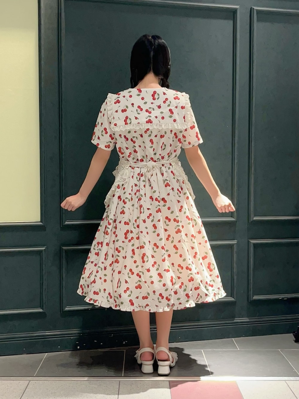 「axes femme、さくらんぼ、さくらんぼ柄、チェリー、セーラー、セーラー襟、セーラーワンピース、夏、夏コーデ、低身長、お出かけコーデ、夏服、かごバッグ、バブーシュカ、エプロン」｜「axes femmeのチェリーローズ柄セーラーワンピース（ワンピース、ホワイト系）」を使った、ぁゅゅさん（レディース・154cm）の夏コーディネートの3枚目の写真