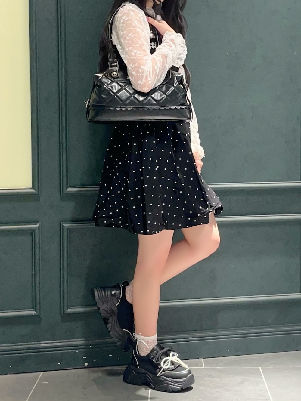 「axes femme POETIQUE、モノトーンコーデ、モノトーン、ガーリー、ガーリーコーデ、ドット柄、ドット、キャミワンピ、レディース、レディースファッション、レース、スニーカー、スニーカーコーデ、バッグ、秋服準備はじめました」|「axes femme POETIQUEのバルーンキャミチュニック(チュニック、ブラック系)」を使った、ぁゅゅさん(レディース・154cm)の秋コーディネートの2枚目の写真