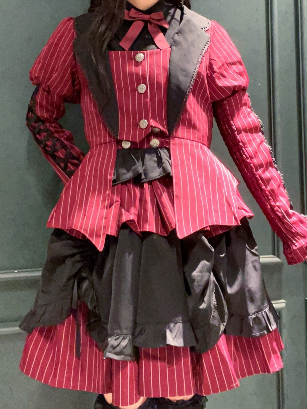 ブラック系のシャツ/ブラウス、レッド系のブルゾン、レッド系のパンプスを着用したレディースの秋コーディネートの3枚目の写真