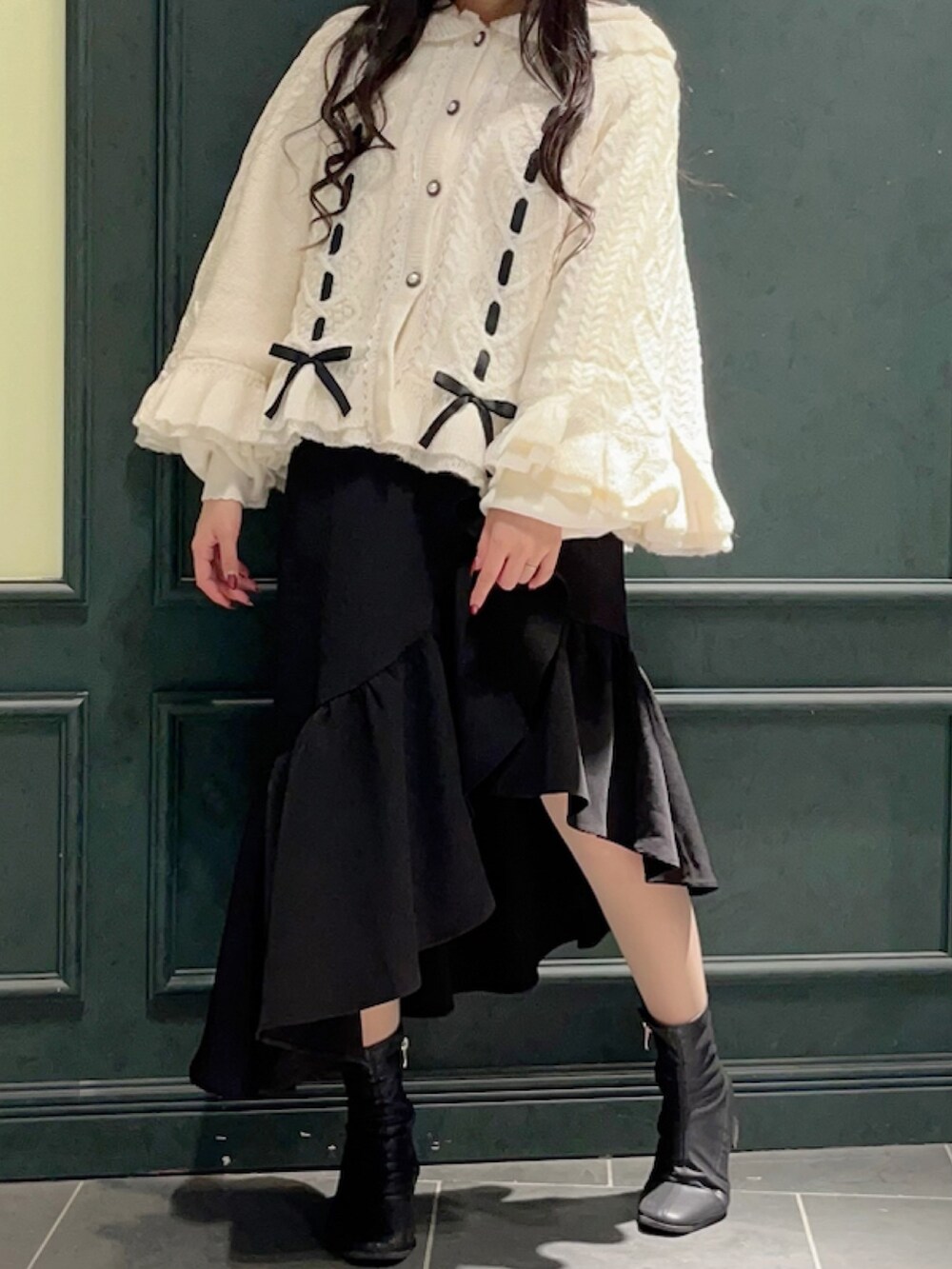 「axes femme POETIQUE、ボア、ニットケープ、ケープ、リボン、ガーリー、アウター」｜「axes femme POETIQUEのガーリー裏ボアニットケープ（ポンチョ、ホワイト系）」を使った、ぁゅゅさん（レディース・154cm）の秋コーディネートの3枚目の写真