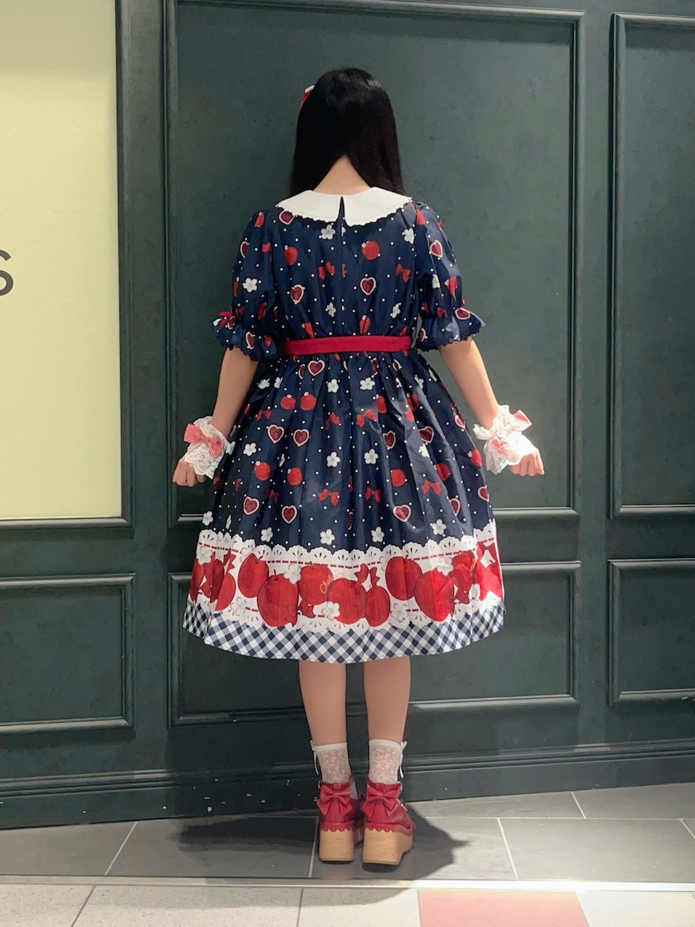 「Chalmiere、ロリータ、ロリータファッション、lolita、ネイビー、ワンピース、レディースファッション、fashion、林檎、フルーツ柄、お出かけコーデ、低身長、低身長コーデ」｜「Chalmiereのスウィーティアップルワンピ（ワンピース、ブルー系）」を使った、ぁゅゅさん（レディース・154cm）の夏コーディネートの3枚目の写真