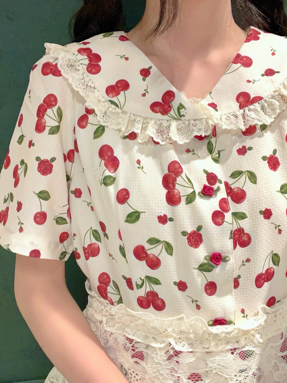 「axes femme、さくらんぼ、さくらんぼ柄、チェリー、セーラー、セーラー襟、セーラーワンピース、夏、夏コーデ、低身長、お出かけコーデ、夏服、かごバッグ、バブーシュカ、エプロン」｜「axes femmeのチェリーローズ柄セーラーワンピース（ワンピース、ホワイト系）」を使った、ぁゅゅさん（レディース・154cm）の夏コーディネートの6枚目の写真
