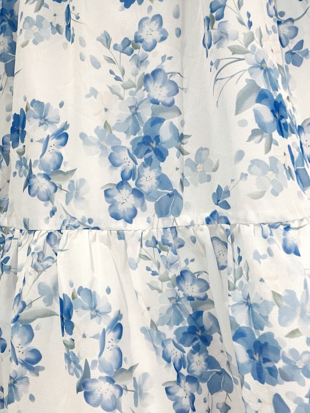 「axes、axes femme、ネモフィラ、ブルー、ワンピース、夏、夏コーデ、夏服、夏ファッション、低身長、低身長コーデ、オトナカワイイ、ハット」｜「axes femmeのネモフィラプリントブラウス×ワンピース（ワンピース、ホワイト系）」を使った、ぁゅゅさん（レディース・154cm）の春コーディネートの6枚目の写真