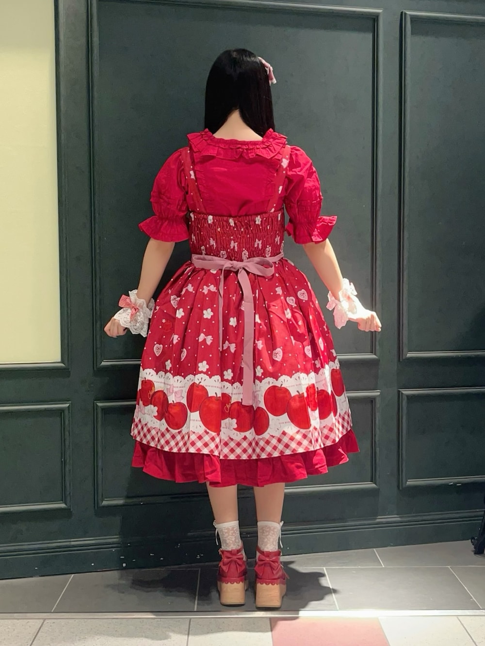 「Chalmiere、ロリータファッション、ロリータ、lolita、lolitafashion、フルーツ柄、リンゴ柄、りんご、低身長コーデ、低身長、ジャンスカ、ジャンスカコーデ、赤、レディースファッション、fashion」｜「Chalmiereのスクエア開きコットンブラウス（シャツ/ブラウス、レッド系）」を使った、ぁゅゅさん（レディース・154cm）の夏コーディネートの3枚目の写真