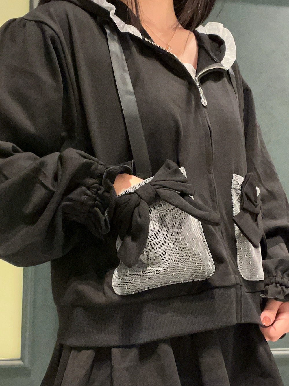 ホワイト系のキャミソール、ブラック系のカーディガン/ボレロ、ピンク系のその他パンツを着用したレディースの秋コーディネートの6枚目の写真