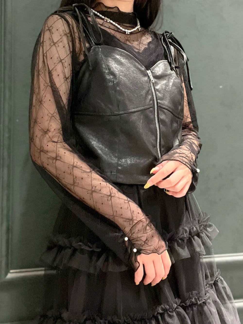 「低身長、axes femme、黒、黒コーデ、チュールスカート、レイヤードスタイル、秋っぽコーデ更新中」|「axes femmeのフリルチュールティアードスカート(スカート、ブラック系)」を使った、ぁゅゅさん(レディース・154cm)の秋コーディネートの4枚目の写真