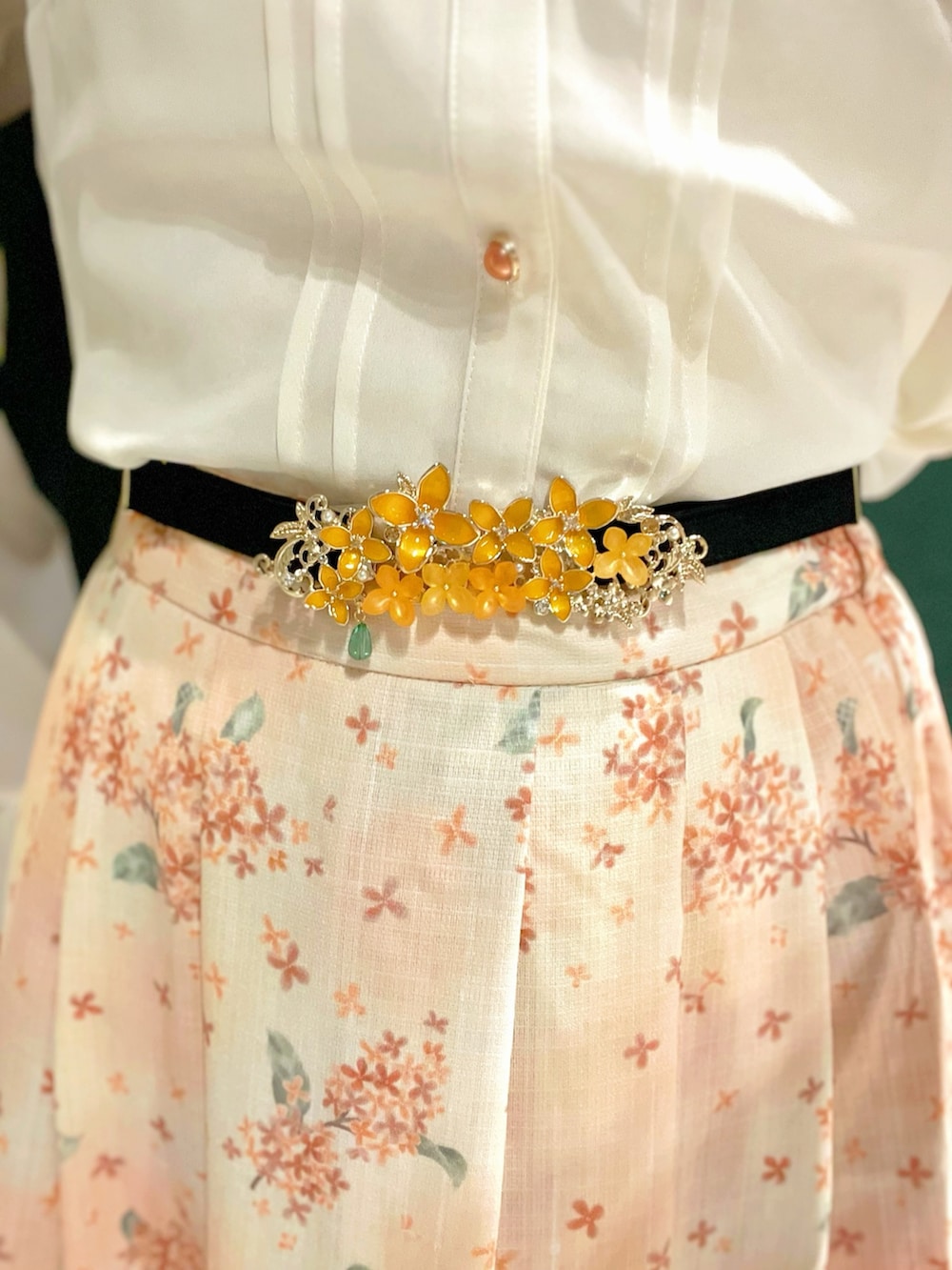 「axes femme、秋、秋コーデ、秋のコーデ、秋服、金木犀、キンモクセイ、花柄、花柄スカート、レディースファッション、初秋コーデ、おでかけコーデ、秋色、アクセサリー、秋服コーデ」｜「axes femmeの金木犀モチーフイヤリング（イヤリング、ゴールド系）」を使った、ぁゅゅさん（レディース・154cm）の秋コーディネートの8枚目の写真