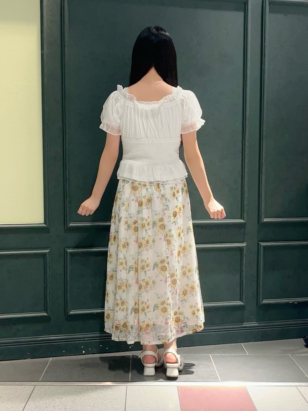 「axes femme、夏、夏コーデ、低身長、低身長コーデ、ひまわり柄、ひまわり、花柄、花柄スカート、スカートスタイル、スカート、チュールトップス、チュール、オフショル、サンダル」｜「axes femmeの合皮×雑材バイカラーバッグ（かごバッグ、ブラウン系）」を使った、ぁゅゅさん（レディース・154cm）の夏コーディネートの4枚目の写真