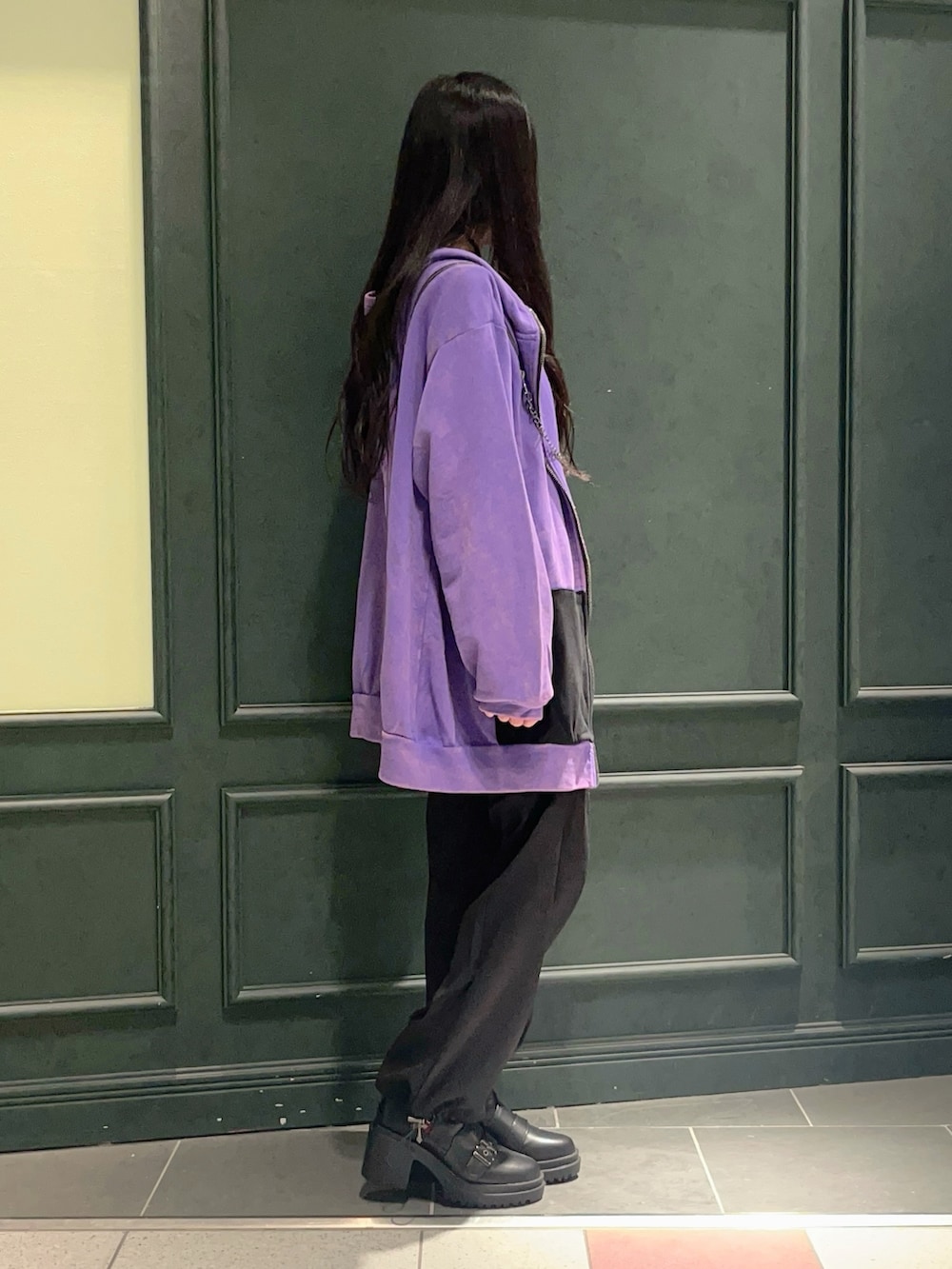 パープル系のパーカー、パープル系のTシャツ/カットソー、ブラック系のその他パンツを着用したレディースの秋コーディネートの3枚目の写真