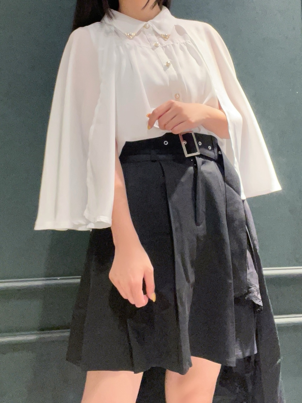 「axes femme POETIQUE、モノトーン、モノトーンコーデ、白黒、白黒コーデ、ケープ、ケープブラウス、モード、モード系、モードスタイル、オーバースカート、ミニスカート、ノースリーブ、ノースリーブブラウス、夏コーデ」｜「axes femme POETIQUEのオーバースカート付ミニスカート（スカート、ブラック系）」を使った、ぁゅゅさん（レディース・154cm）の夏コーディネートの5枚目の写真