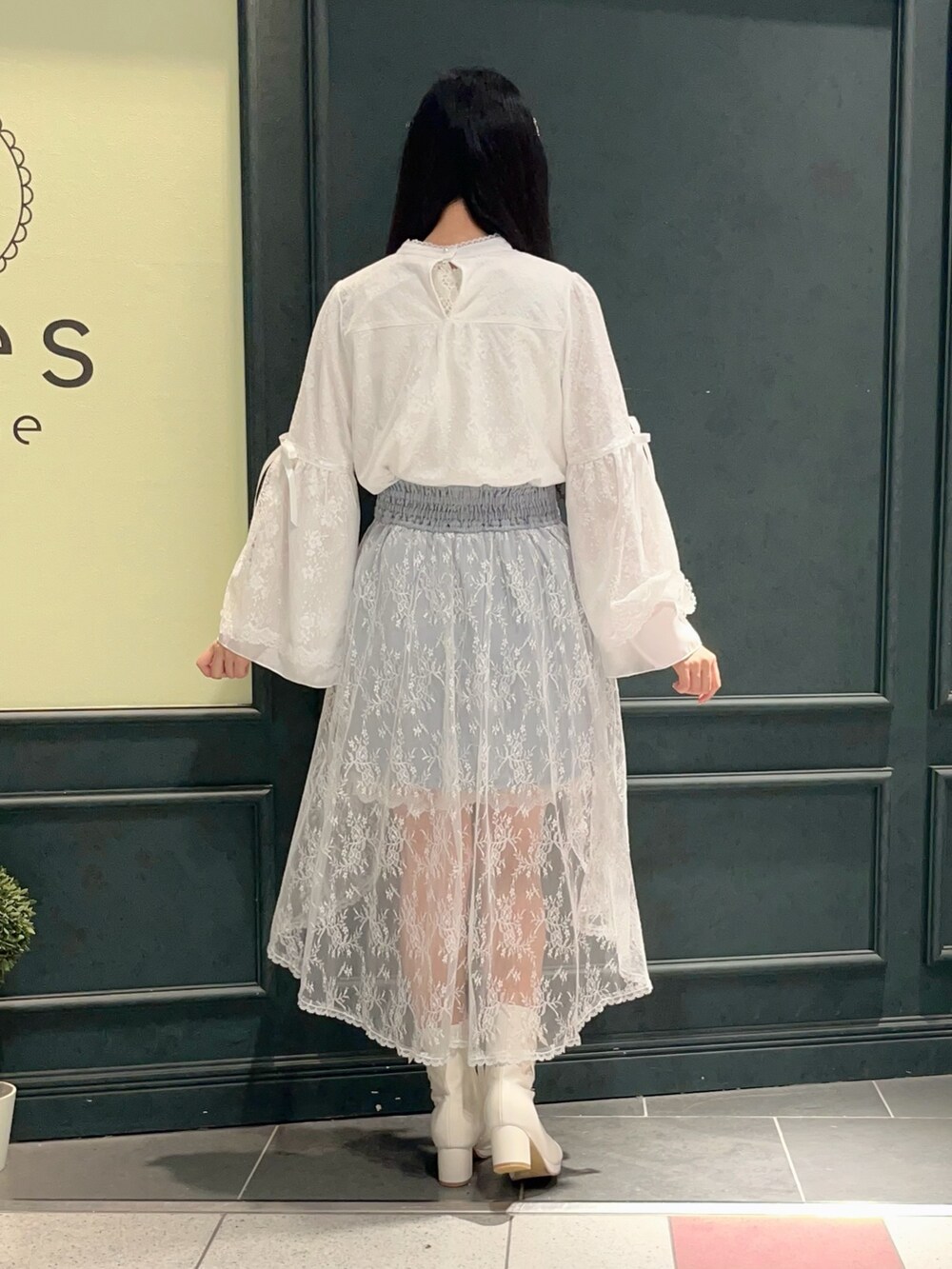「axes femme、axes femme POETIQUE、ドロストスカート、淡色コーデ、スカート」｜「axes femme POETIQUEのコルセットレイヤードスカート（スカート、グレー系）」を使った、ぁゅゅさん（レディース・154cm）の秋コーディネートの2枚目の写真