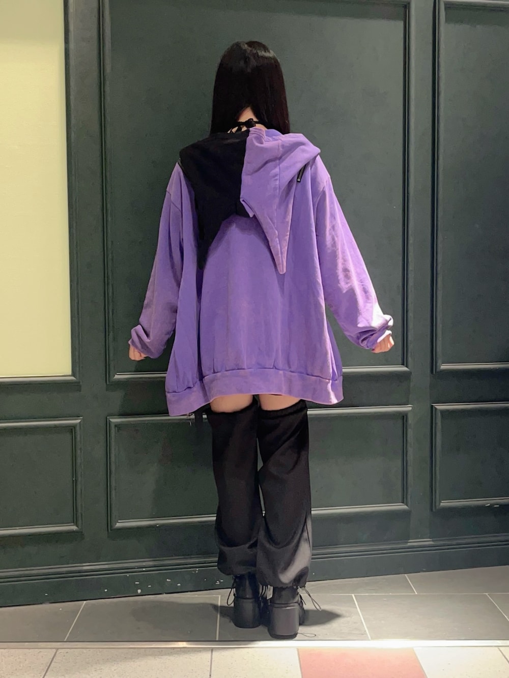 パープル系のパーカー、パープル系のTシャツ/カットソー、ブラック系のその他パンツを着用したレディースの秋コーディネートの4枚目の写真