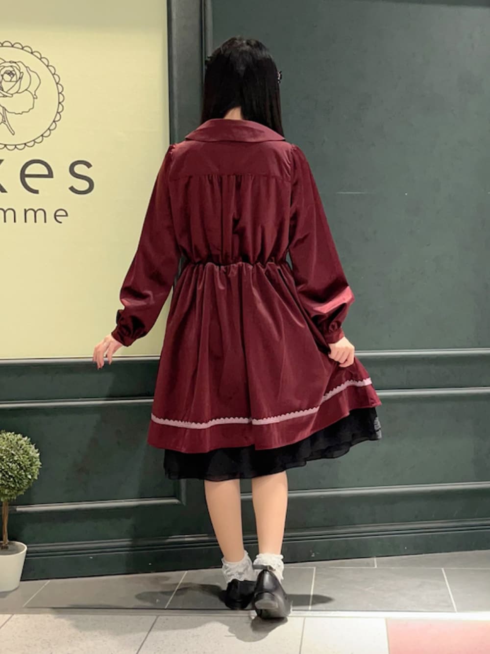 「axes femme、axes femme POETIQUE、ワインレッド、ベロア、ベロアワンピース、ガーリー」｜「axes femme POETIQUEのレースデザインベロアワンピース（ワンピース、レッド系）」を使った、ぁゅゅさん（レディース・154cm）の秋コーディネートの2枚目の写真