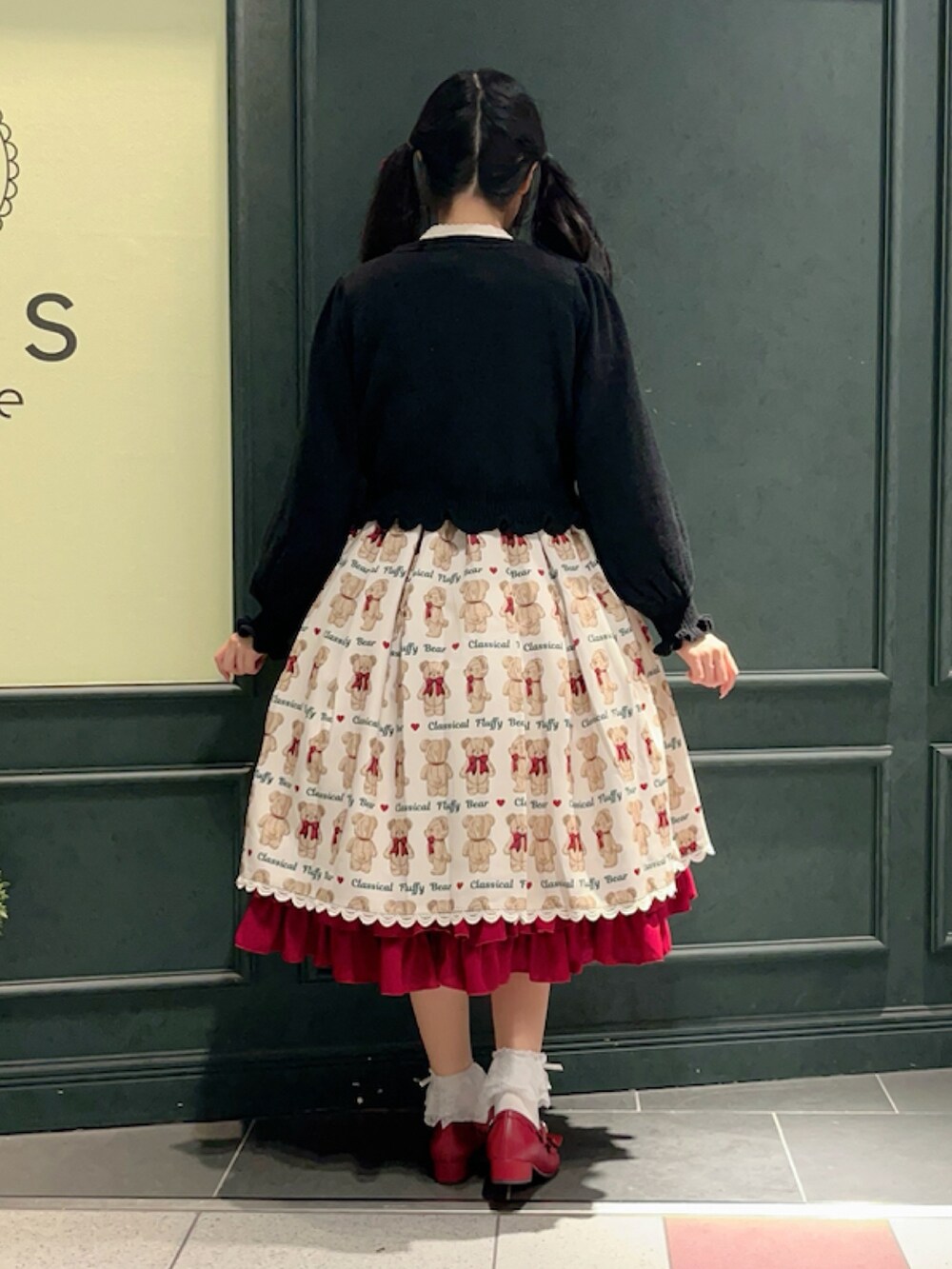 「axes femme、axes femme kawaii、くま柄、秋コーデ、ロリータ、クリスマスコーデ、クリスマスカラー」｜「axes femme kawaiiのフラッフィベアニットカーデ（カーディガン/ボレロ、ブラック系）」を使った、ぁゅゅさん（レディース・154cm）の秋コーディネートの3枚目の写真