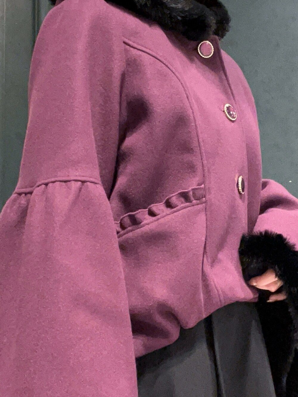 「axes femme、axes femme POETIQUE、コート、アウター、冬コーデ、パープル、紫、ベルスリーブ、ショートコート」｜「axes femme POETIQUEのベルスリーブフード付コート（その他アウター、パープル系）」を使った、ぁゅゅさん（レディース・154cm）の秋コーディネートの5枚目の写真